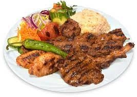 <u>wordt geserveerd met vers gebakken shoarma, lamshoarma, doner, kipdoner en kipfilet</u>