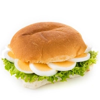 <u>Wordt bereid met verse sla, tomaat, komkommer, wortel, augurk en een gekookte ei</u>